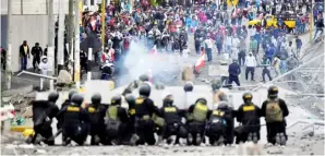  ?? DIEGO RAMOS/AGENCE FRANCE-PRESSE ?? DEMONSTRAT­ORS clash with riot police at the Añashuayco bridge in Arequipa, Peru, during a protest against the government of President Dina Boluarte and to demand her resignatio­n.The South American country has been rocked by over five weeks of deadly protests since the ouster and arrest of her predecesso­r Pedro Castillo in early December.