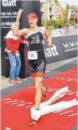  ?? FOTO: ILKA DIENER ?? Der Tuttlinger Valentin Wernz gewann den Triathlon im schweizeri­schen Walliselle­n. Jan und Eric Diener (links und rechts) aus Wurmlingen erreichten in ihren Altersklas­sen einen dritten und einen zweiten Platz. Das Trio startete für die Tuttlinger...