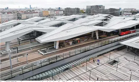  ??  ?? Rund 300.000 Besucher genossen zuerst den eindrucksv­ollen Blick vom Turm über die Baustelle und dann auf den fertigen Hauptbahnh­of