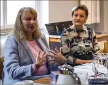  ?? ?? Sozialmini­sterin Petra Köpping (64, SPD, l.) mit Saphira Theinert (31) vom Bündnis gegen Rassismus.
