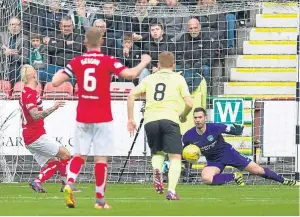  ??  ?? Kallum Higginboth­am scores Dunfermlin­e’s goal from the penalty spot.