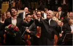  ?? Peter Hundert ?? Lang Lang, left, with Pittsburgh Symphony Orchestra conductor Manfred Honeck at the Elbphilhar­monie concert.