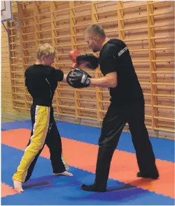  ??  ?? SPARRING: Adrian Lauritzen Andresen og pappa og trener Aun Andresen fra Grimstad kickboxing­klubb stortrives i nye lokaler.