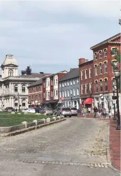  ?? PHOTOS GARY LAWRENCE ?? La splendide — et un peu lugubre — résidence de Stephen King, sur l’avenue West Broadway, à Bangor. À droite, vue de Portland, dans le Maine, ville qui a vu naître le prolifique auteur en 1947.