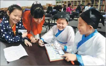  ?? PHOTOS PROVIDED TO AND BY SHOU YIREN / FOR CHINA DAILY ?? Students, some dressed in reading event in Beijing. a type of traditiona­l Chinese clothing, read aloud classic Chinese texts and poems about spring at a