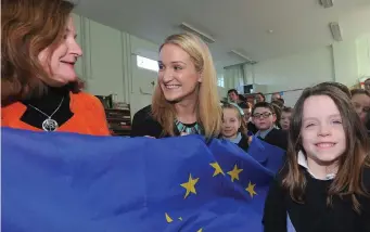  ??  ?? Sophie Bradley from Ardee with the two European Ministers during their visit to Herronstow­n School recently.