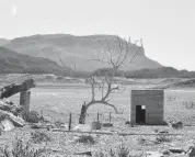  ??  ?? DE PIE. Una construcci­ón frente a la iglesia luce completa, sin un rasguño del tiempo.