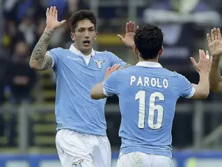  ?? ?? Insieme Marco Parolo, di spalle, oggi 37 anni, in una foto di qualche anno fa con Danilo Cataldi (28) dopo un gol