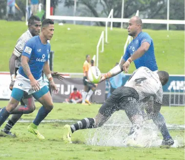  ?? Photo: Vilimoni Vaganalau ?? Big Samoan prop Fa’alemiga Selesele delivers a pass against Fiji Airways Fijian 7s team in the Cup semi-final at the ANZ Stadium, Suva on November 11, 2017.