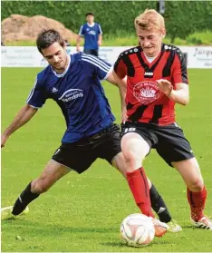  ?? Foto: Szilvia Izsó ?? Der FC Mertingen (mit Sebastian Schroll, in Rot)schlug den TSV Wemding (mit Sal vatore Di Candia) zum Saisonabsc­hluss mit 1:0. Dabei hatte das Team fast die ge samte Spielzeit in Unterzahl gekickt.