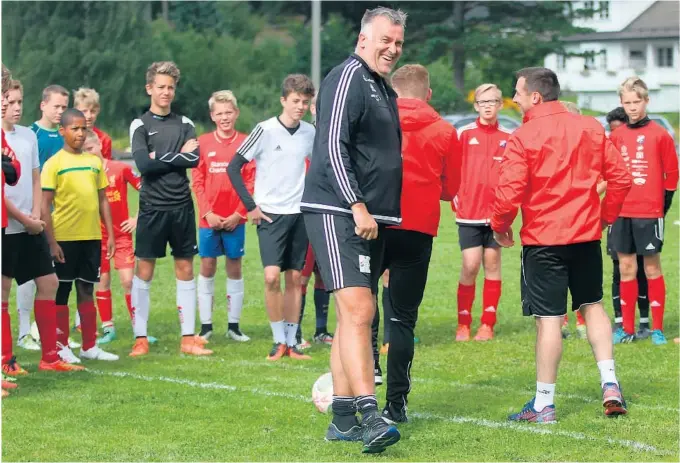  ?? FOTO: TOM ARNE BORGERSEN ?? Øyvind Kili i sitt rette element, blant fotballung­dom i Vest-Telemark. I helgen ble ildsjelen hedret av fotballkre­tsen.