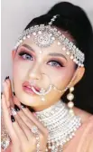  ?? DWI PUPUT FOR JAWA POS ?? CIRI KHAS: Model dalam pulasan make-up dari MUA Dwi Puput. Warnawarna segar menjadi pilihan.