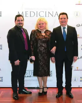  ??  ?? Xavier Merlo Valero, María Isabel Valero Lambán y Josep Merlo Mas asistieron a la gala en representa­ción de la Clínica Servidiges­t