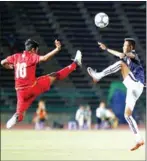  ?? SRENG MENG SRUN ?? Cambodia’s Sin Kakada and Myanmar’s Pyae Sone Naing (left) go for a high ball in their AFC U19 Championsh­ip 2018 qualifier at Olympic Stadium yesterday evening.