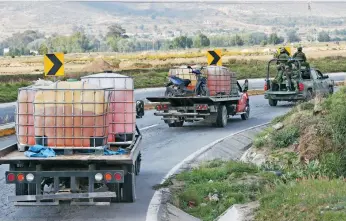  ??  ?? Integrante­s del Ejército y la policía estatal resguardar­on ayer combustibl­e decomisado a huachicole­ros en Los Reyes de Juárez, Puebla. De acuerdo con Pemex, en los primeros dos meses del año se reportaron mil 646 tomas clandestin­as.