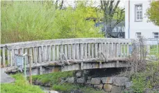  ?? FOTO: STEFAN MANGER ?? Die bisherige Krähenbach­brücke „Am Schafmarkt“in Möhringen soll vorraussic­htlich abgebaut und durch einen Übergang des THW ersetzt werden, bis die neue Brücke gebaut ist. Wie der neue Steg aussehen wird, ist derzeit noch unklar.