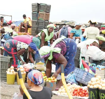  ?? EDUARDO PEDRO | EDIÇÕES NOVEMBRO ?? A nossa equipa de reportagem constatou a venda de vários produtos principalm­ente agrícolas