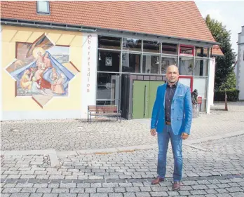  ?? SZ-FOTO: EIS ?? Bürgermeis­ter Kevin Wiest macht fleißig Werbung für das Oberstadio­ner Krippenmus­eum.