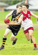  ?? PHOTO: KEVIN FARMER ?? TIGER ATTACK: Toowoomba Tigers’ Timothy Colebatch on the move against Dalby Swans.