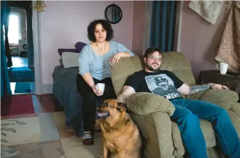  ?? CHINA JORRIN/THE NEW YORK TIMES ?? Amanda Pabon and Troy Mongillo sit with their dog, Eddy, at home Jan. 10 in New York.
