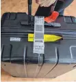  ?? FOTO: DPA ?? Eine konvention­elle Gepäckband­erole an einem Rollenkoff­er: Fluggesell­schaften wollen den Verlust von Koffern reduzieren.