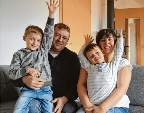  ?? Foto: Stefan Reinbold ?? Max Mayer (links) mit seinen Eltern Peter und Nicole und seinem Bruder Moritz. Nachdem der sechsjähri­ge Bub den Blutkrebs besiegt hat, spendet die Familie jedes Jahr aus dem Erlös ihres Christbaum­verkaufs in Münsterhau­sen an den Verein Lichtblick­e, der...