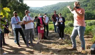  ?? (Photos G. J.) ?? Mireille Conrath, oenologue et responsabl­e technique au Syndicat des Vins de Côtes de Provence, explique les particular­ités du terroir « Notre-Dame des Anges ».