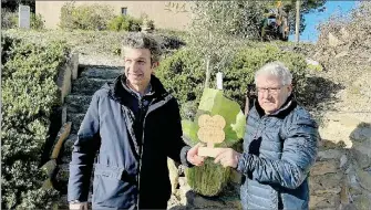  ?? - Crédits : Orange ?? Un trophée et un arbre a été remis au maire de Minerve