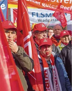  ?? FOTO: ROLF RUPPENTHAL ?? Es darf gepfiffen werden. Rund 600 Demonstran­ten kamen gestern in Saarlouis zusammen.