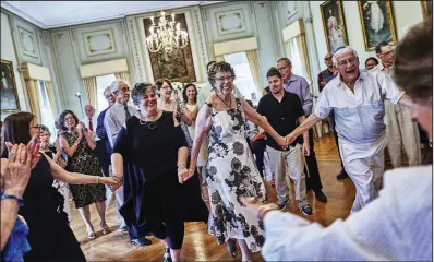  ?? The New York Times/AN RONG XU ?? Guests dance with Elaine Hoffman (center, right) and Neil Ullman (right) at the couple’s wedding at Fairleigh Dickinson University in Madison, N.J., on Aug. 19.