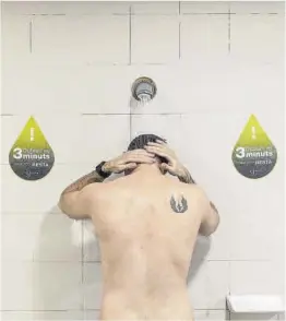  ?? Ferran Nadeu ?? Un hombre se ducha en el polideport­ivo de la Espanya Industrial.
