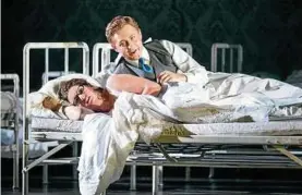  ??  ?? „Giulietta e Romeo“(Regie: Guy Montavon) hatte am . April  Premiere. Im Bild Jomante Slezaite als Giulietta und Eduard Martynyuk als Romeo.