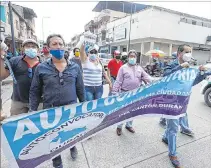  ?? AMELIA ANDRADE / EXPRESO ?? Marcha. Un grupo de ciudadanos camina hacia el Municipio de Durán.