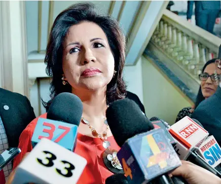  ??  ?? Margarita Cedeño de Fernández habló con los reporteros en el Palacio Nacional.