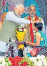  ?? PTI ?? ■
Prime Minister Narendra Modi blesses a differentl­y abled woman after distributi­ng assistive aids and devices during a programme, at Parade Ground in Prayagraj, Saturday