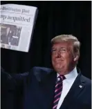  ?? AP ?? Donald Trump mostró la portada de The Washington Post que decía absuelto.