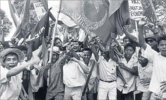  ?? CAROL GOLDSTEIN / GETTY ?? Años convulsos. Estudiante­s musulmanes reclamando en Yakarta la prohibició­n del Partido Comunista, en octubre de 1965. Abajo, Joko Widodo