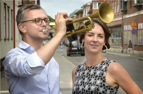  ?? Bild: ANNIKA KARLBOM ?? ALBUMAKTUE­LLA. Pernilla Andersson än från Nösslinge utanför Varberg träffade Samuel från Sunne i Värmland på scen under en jazzkväll. Nu släpper de sitt andra album med gruppen ”More than a pair”.