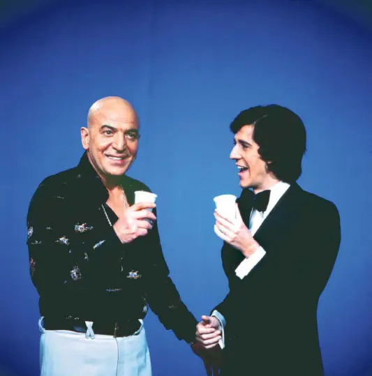  ?? ?? Ein Prost auf Ilja Richter! So wie Telly Savalas (l.) 1975 mit ihm in seiner Sendung »Disco« anstieß.