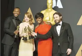  ??  ?? Desde la izquierda, los actores ganadores de la noche: Mahershala Ali (“Moonlight”), Emma Stone (“La La Land”), Viola Davis (“Fences”), y Casey Affleck (“Manchester by the Sea”).