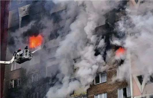  ?? Sergei Supinsky/AFP ?? Bombeiros controlam chamas em prédio residencia­l atingido por míssil em Kiev