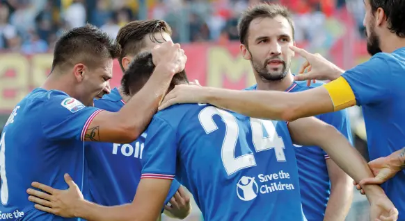  ??  ?? Uniti Il gruppo viola esulta per i tre punti che riportano la squadra di Pioli nel gruppone che lotta per un posto in Europa League