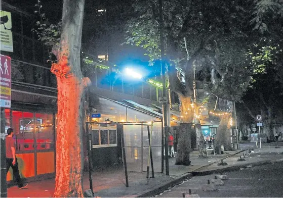  ??  ?? Veredas vacías. Desde el sector gastronómi­co de la zona Oeste afirman que ya con el cierre a las 23 perdieron el segundo turno nocturno.