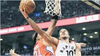  ?? Foto: AP ?? DeMar DeRozan de los Toronto Raptors, conduce el balón a la red ante la marca de Paul Pierce, durante la primera mitad del partido de ayer./