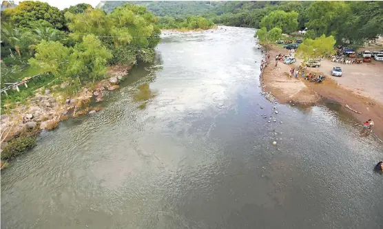  ??  ?? Muchos dependen del ecoturismo, otros son campesinos que utilizan el agua para regar sus plantacion­es y muchos más son pescadores.