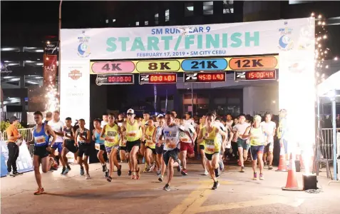  ??  ?? Runners participat­e in the 9th SM2SM Run in Cebu City dawn yesterday. PAUL JUN ROSAROSO