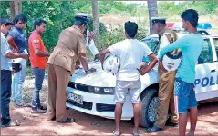  ??  ?? Spot fines for speeding. Pix by Karuwalaga­swewa Jayaratne