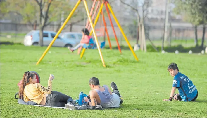  ?? GUILLERMO RODRÍGUEZ ADAMI ?? Mangas cortas. La primavera todavía no llega, pero este invierno no se caracteriz­ó por la típica imagen de las bufandas, los gorros y los guantes.