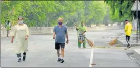  ?? DEEPAK GUPTA/HT ?? ■
A couple takes to the street for their morning walk.