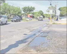  ??  ?? La calle General Brítez Borges que une Luque con Asunción y Fernando de la Mora está en deplorable estado.